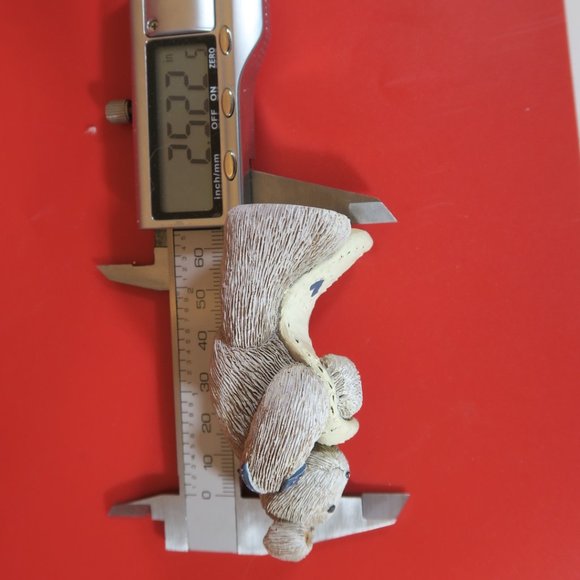 Gail Laura 1994 Vintage Bear Holding Blanket with Hearts Resin Figurine Signed - Picture 9 of 9